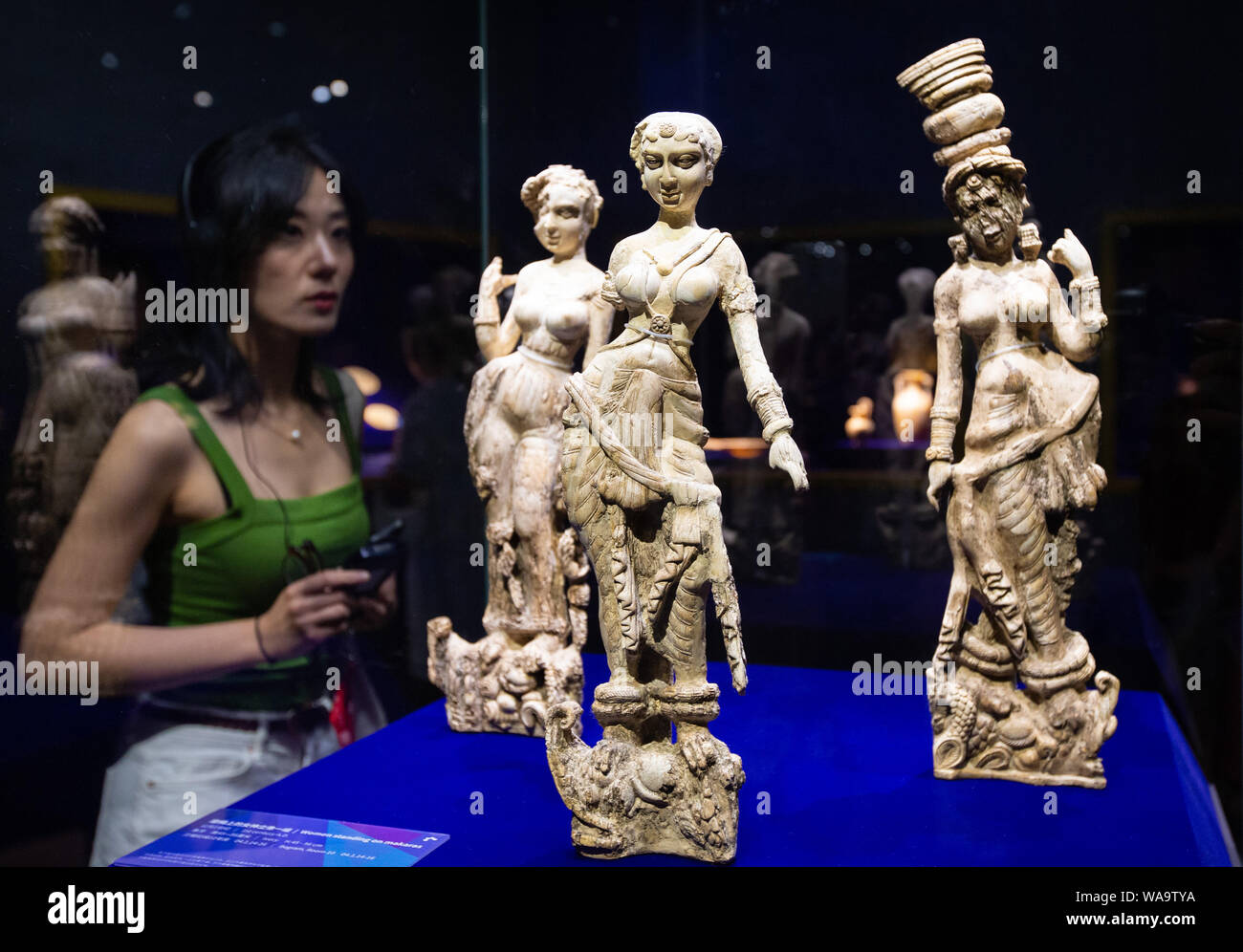Ein Besucher Schätze und Relikte aus der afghanischen nationalen Schätze während einer Ausstellung in einem Museum in Nanjing, Provinz Jiangsu, China 8. Stockfoto