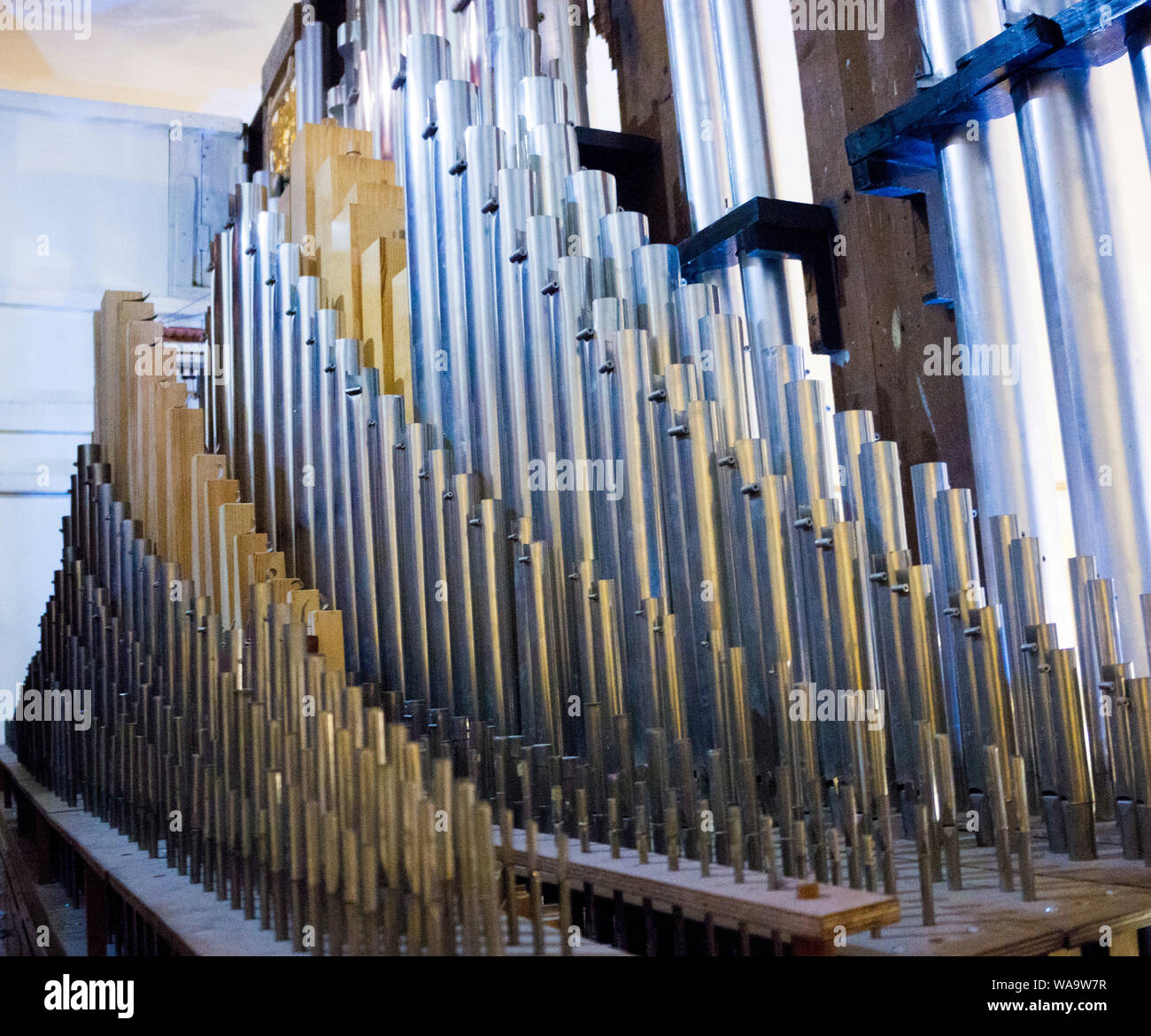 Tastatur wind Musikinstrument. Holz- Musical Orgel. Metallteile der Karosserie. Stockfoto