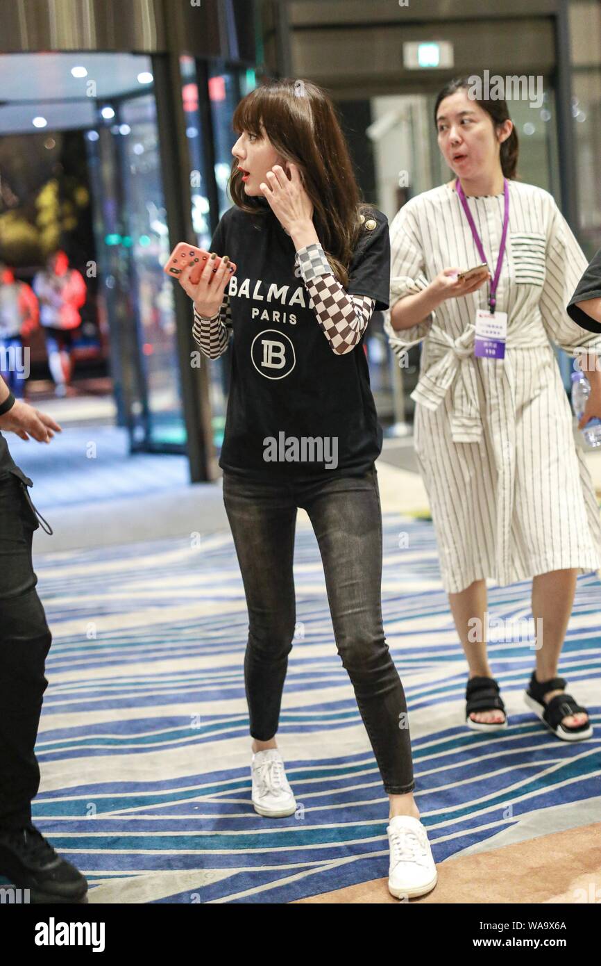 Chinesischen uigurischen Schauspielerin Dilraba Dilmurat kommt am Flughafen nach der Landung in Shanghai, China, 9. Juli 2019. T-Shirt: Balmain Unterhemden: Aktuelle Stockfoto