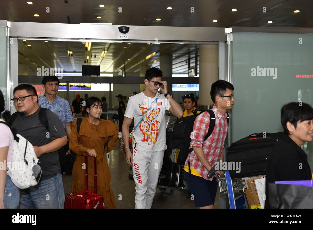 Chinesische schwimmen Olympiasieger Sun Yang ist von den Massen von Fans umgeben, nach der Rückkehr von der Gwangju 2019 FINA WM-Turnier ein Stockfoto