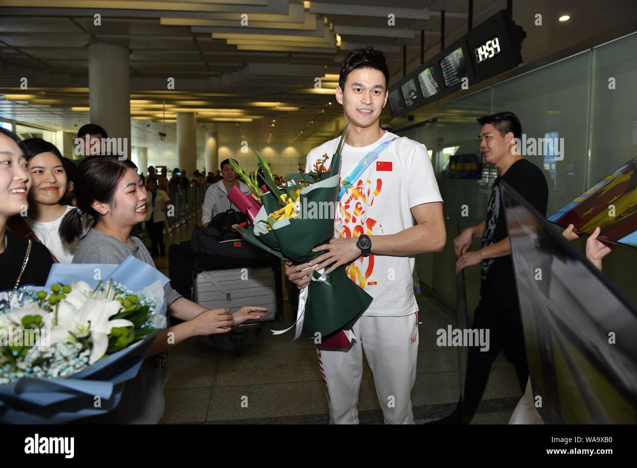 Chinesische schwimmen Olympiasieger Sun Yang ist von den Massen von Fans umgeben, nach der Rückkehr von der Gwangju 2019 FINA WM-Turnier ein Stockfoto