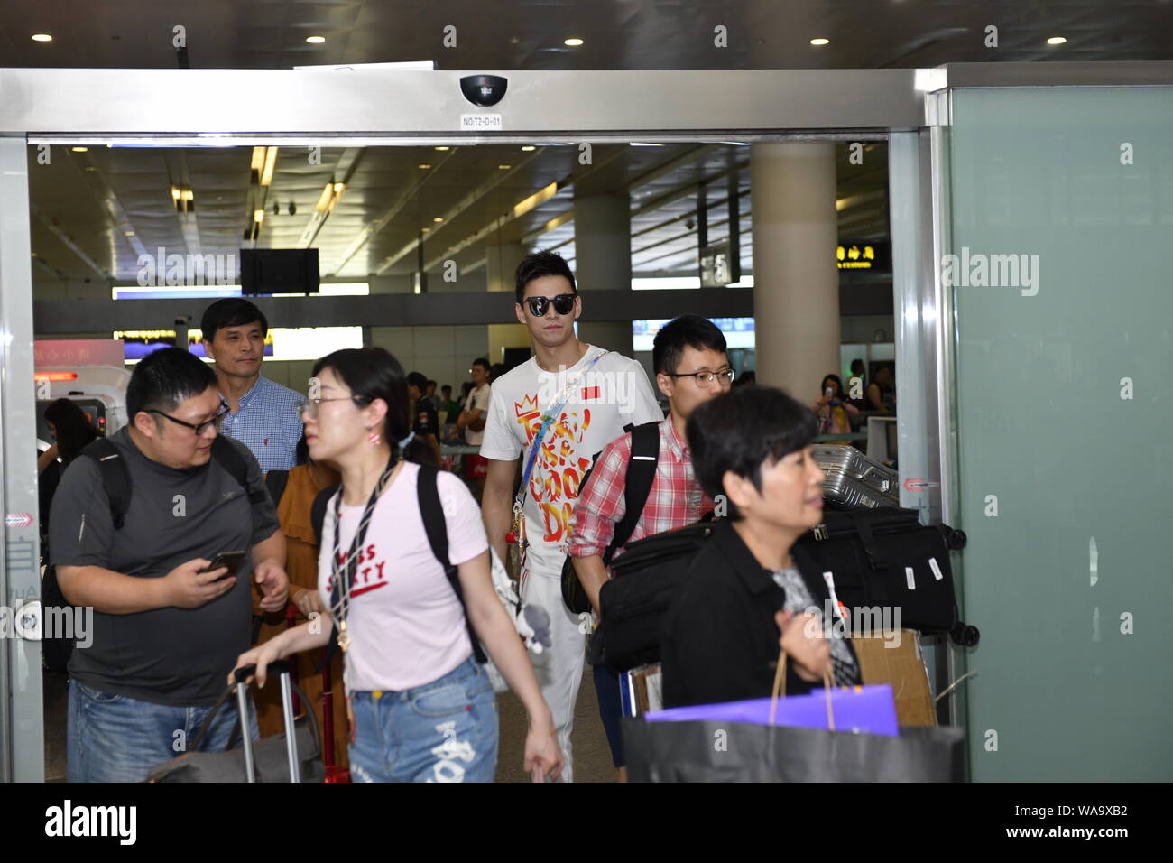 Chinesische schwimmen Olympiasieger Sun Yang ist von den Massen von Fans umgeben, nach der Rückkehr von der Gwangju 2019 FINA WM-Turnier ein Stockfoto