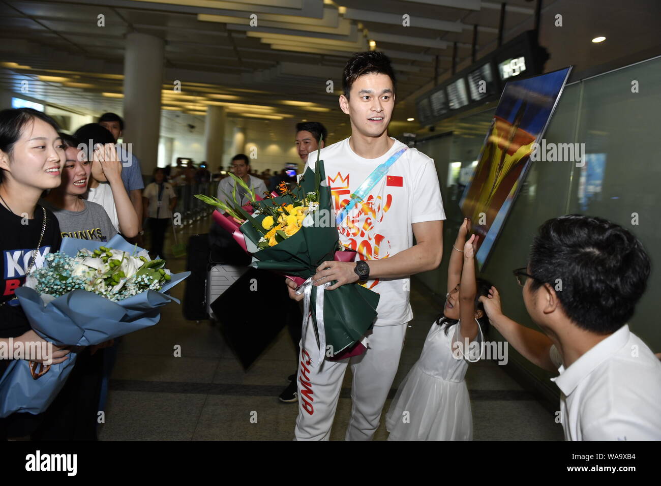 Chinesische schwimmen Olympiasieger Sun Yang ist von den Massen von Fans umgeben, nach der Rückkehr von der Gwangju 2019 FINA WM-Turnier ein Stockfoto