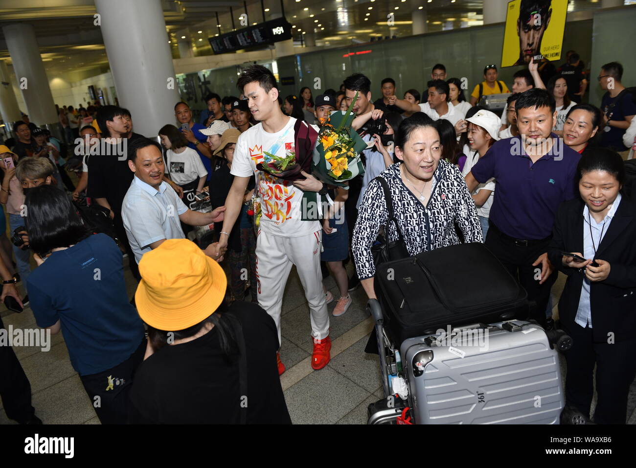 Chinesische schwimmen Olympiasieger Sun Yang ist von den Massen von Fans umgeben, nach der Rückkehr von der Gwangju 2019 FINA WM-Turnier ein Stockfoto