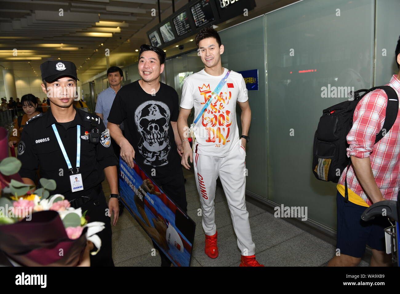 Chinesische schwimmen Olympiasieger Sun Yang ist von den Massen von Fans umgeben, nach der Rückkehr von der Gwangju 2019 FINA WM-Turnier ein Stockfoto