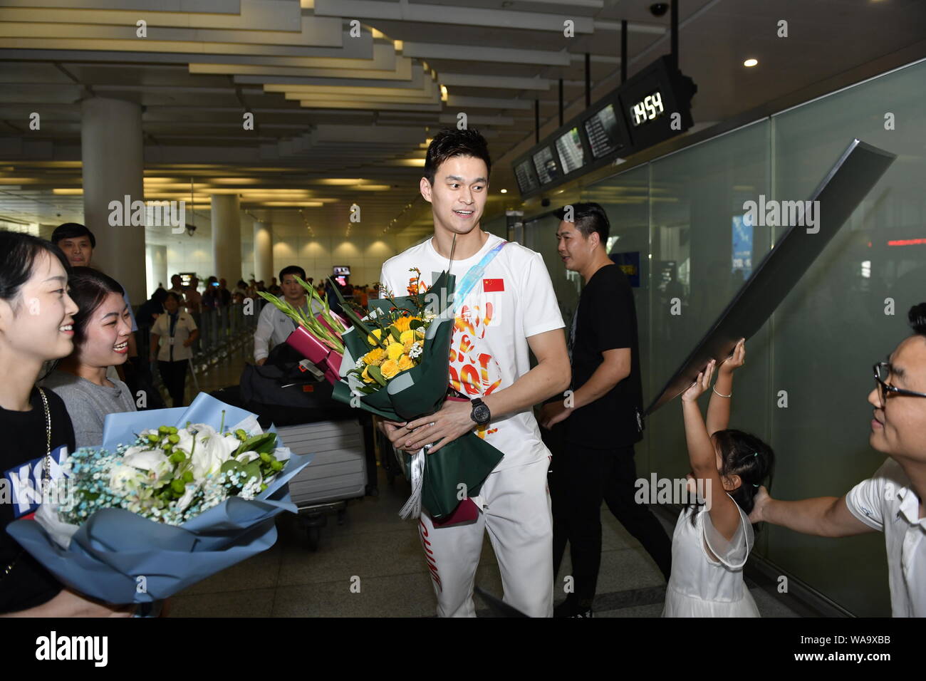 Chinesische schwimmen Olympiasieger Sun Yang ist von den Massen von Fans umgeben, nach der Rückkehr von der Gwangju 2019 FINA WM-Turnier ein Stockfoto