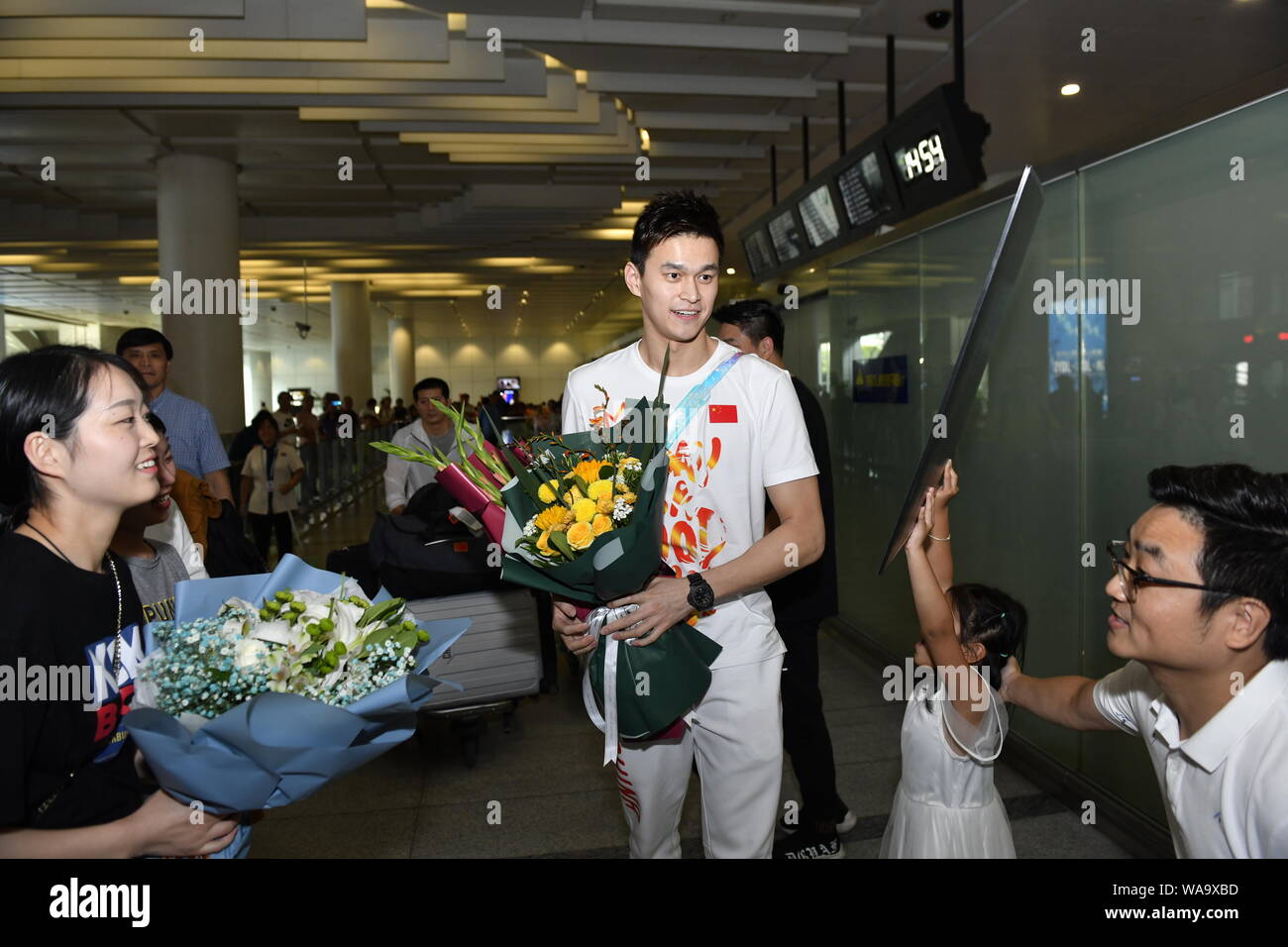 Chinesische schwimmen Olympiasieger Sun Yang ist von den Massen von Fans umgeben, nach der Rückkehr von der Gwangju 2019 FINA WM-Turnier ein Stockfoto