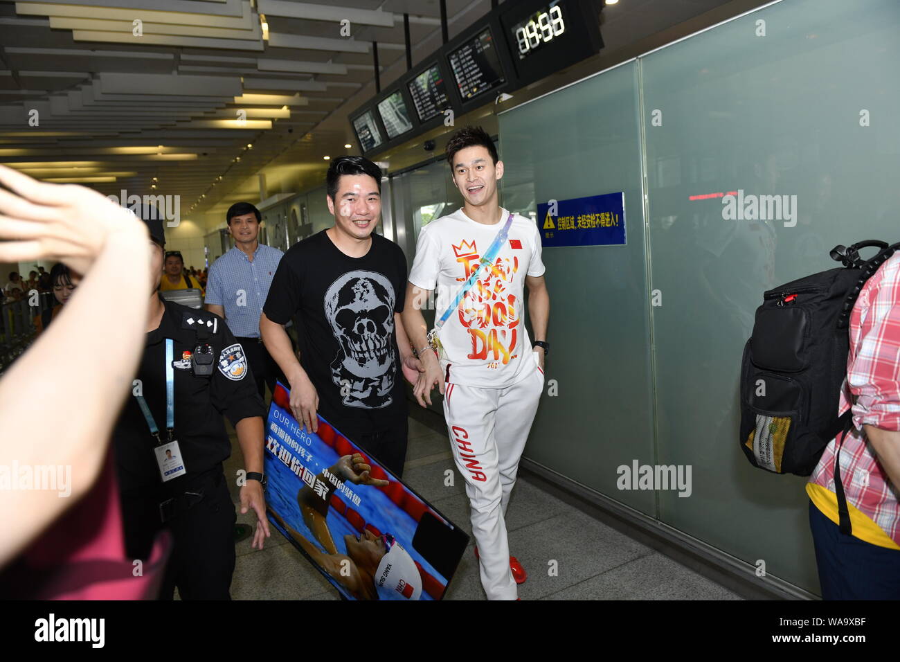 Chinesische schwimmen Olympiasieger Sun Yang ist von den Massen von Fans umgeben, nach der Rückkehr von der Gwangju 2019 FINA WM-Turnier ein Stockfoto