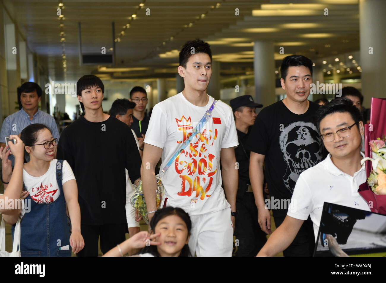 Chinesische schwimmen Olympiasieger Sun Yang ist von den Massen von Fans umgeben, nach der Rückkehr von der Gwangju 2019 FINA WM-Turnier ein Stockfoto