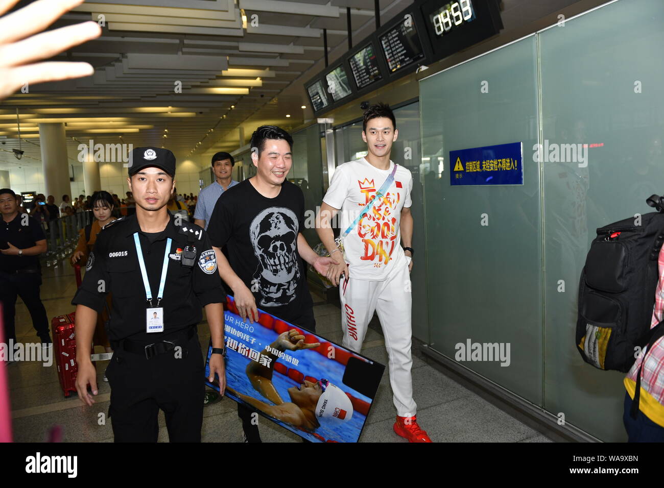 Chinesische schwimmen Olympiasieger Sun Yang ist von den Massen von Fans umgeben, nach der Rückkehr von der Gwangju 2019 FINA WM-Turnier ein Stockfoto