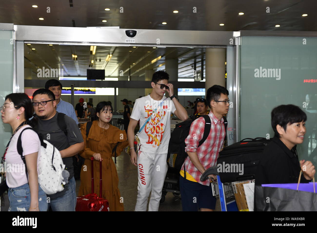 Chinesische schwimmen Olympiasieger Sun Yang ist von den Massen von Fans umgeben, nach der Rückkehr von der Gwangju 2019 FINA WM-Turnier ein Stockfoto