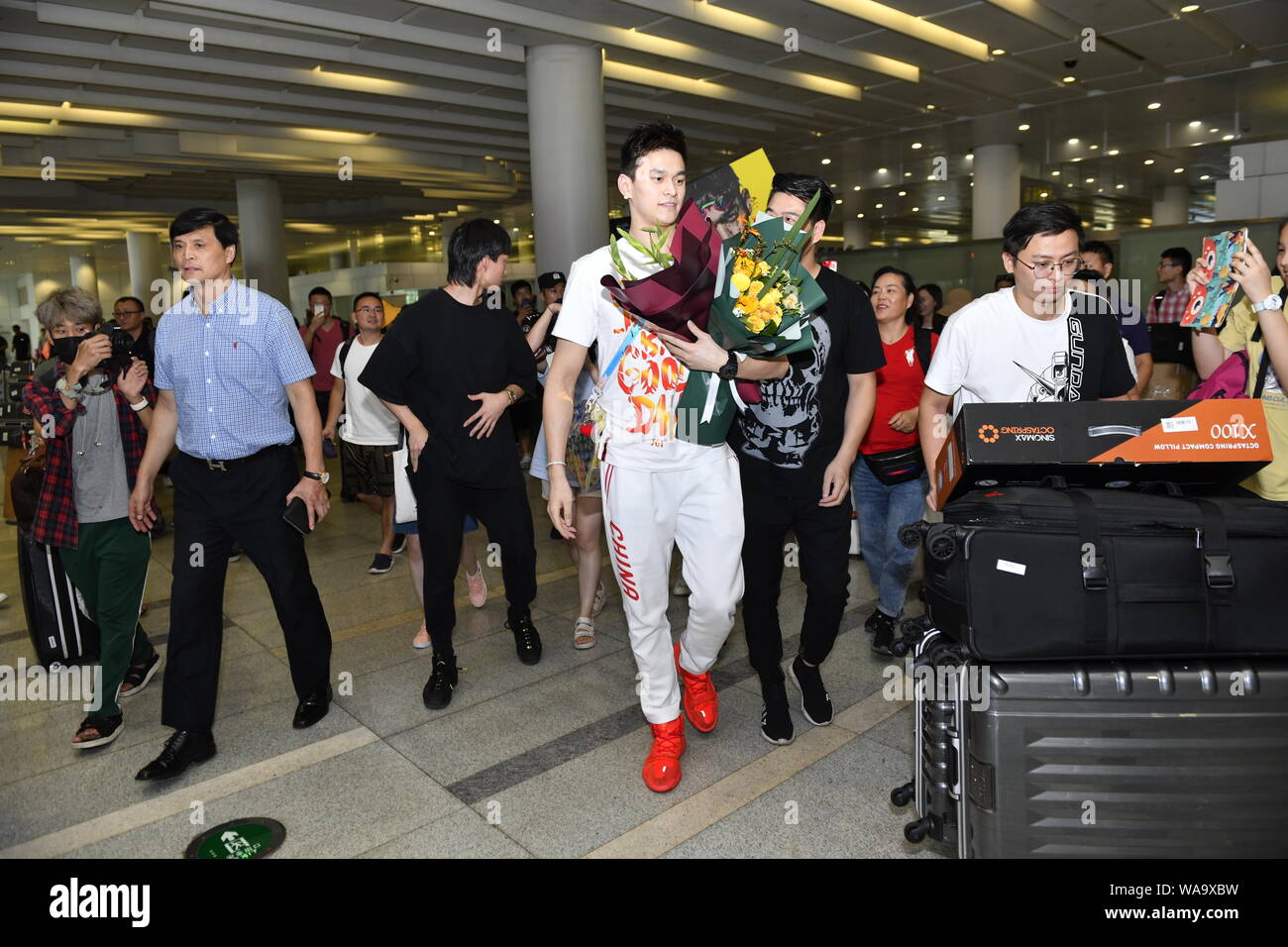 Chinesische schwimmen Olympiasieger Sun Yang ist von den Massen von Fans umgeben, nach der Rückkehr von der Gwangju 2019 FINA WM-Turnier ein Stockfoto