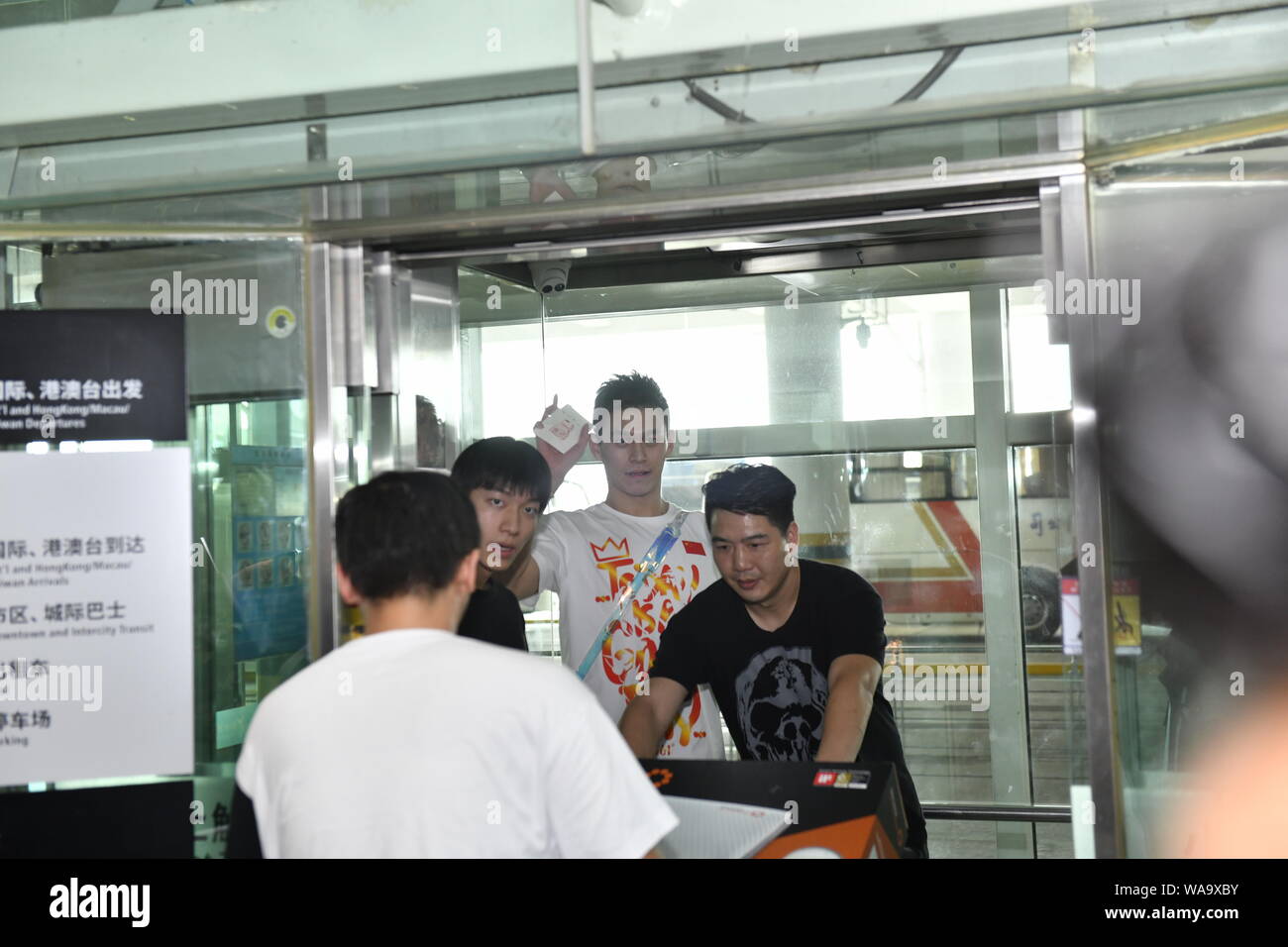 Chinesische schwimmen Olympiasieger Sun Yang ist von den Massen von Fans umgeben, nach der Rückkehr von der Gwangju 2019 FINA WM-Turnier ein Stockfoto