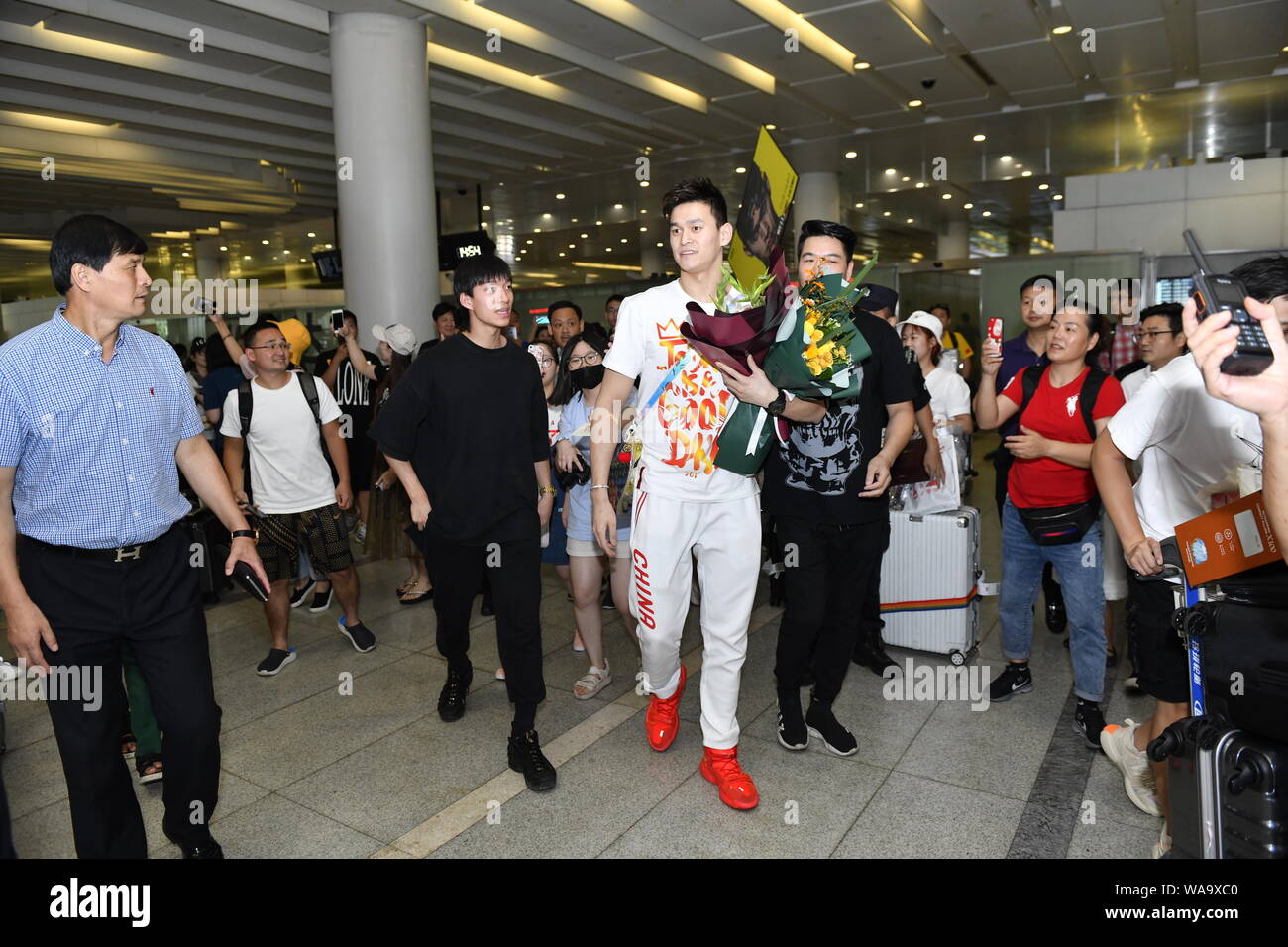 Chinesische schwimmen Olympiasieger Sun Yang ist von den Massen von Fans umgeben, nach der Rückkehr von der Gwangju 2019 FINA WM-Turnier ein Stockfoto