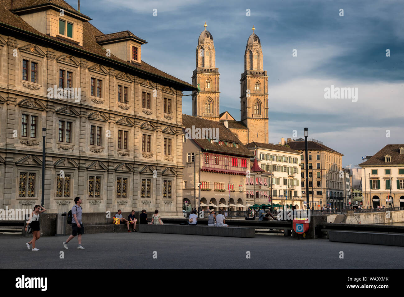 Rathausplatz mit Rathaus und Grossmünster in Zürich an einem Sommerabend Stockfoto