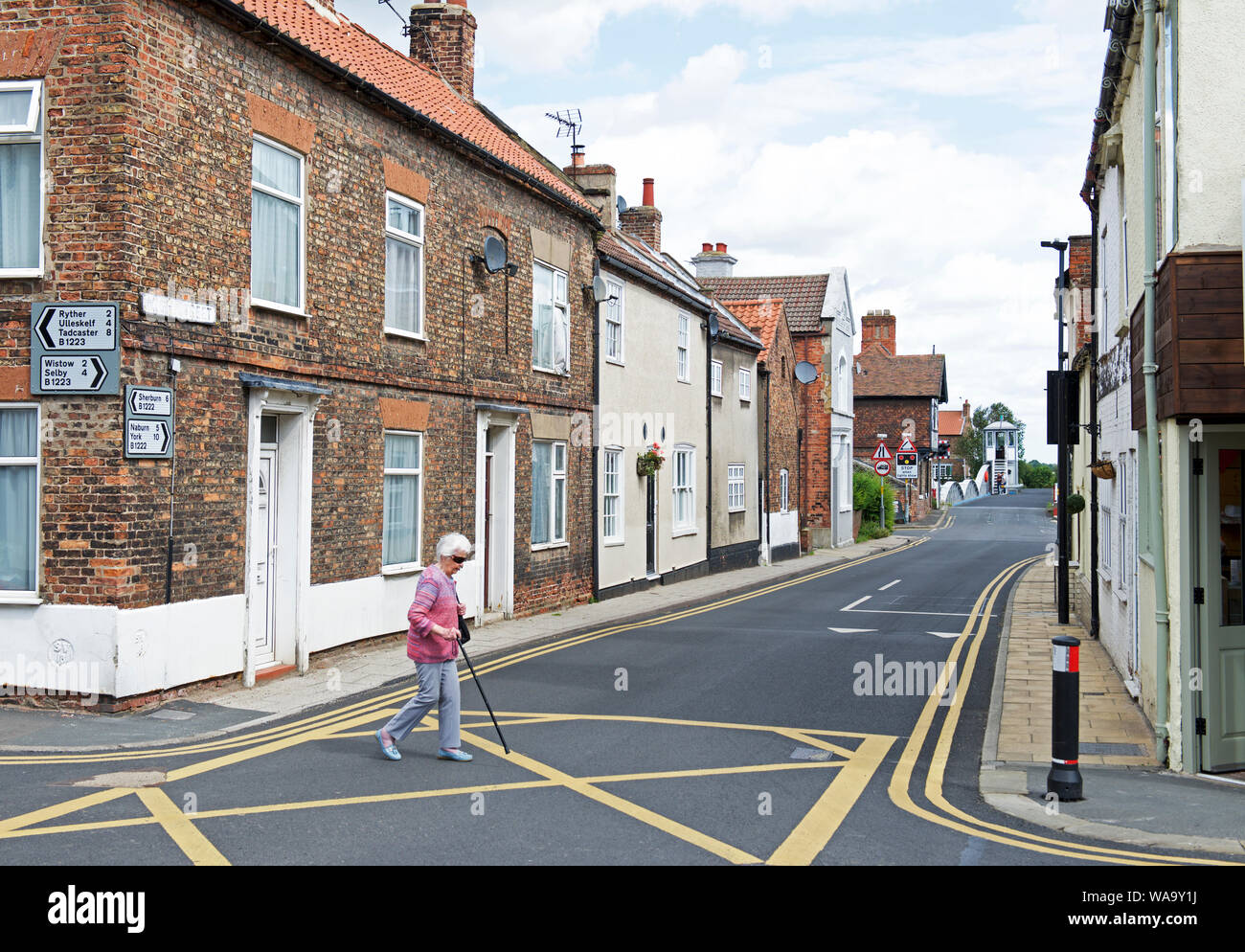 Alte Dame überfahrt-Straße, in der Ortschaft Cawood, North Yorkshire, England, Großbritannien Stockfoto