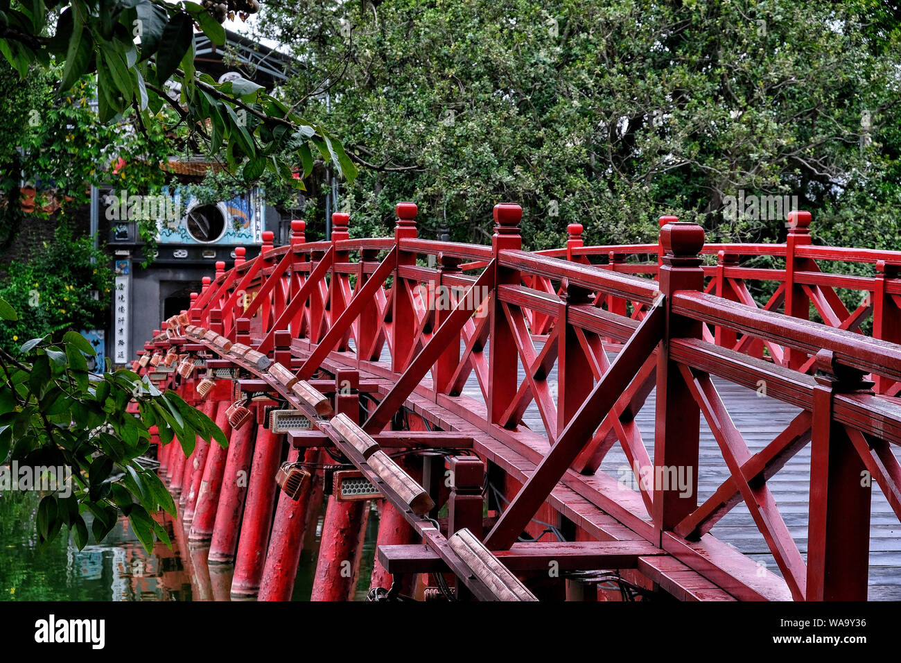 Huc Bridge in der Ngoc Son Tempel, Hanoi, Vietnam. Stockfoto