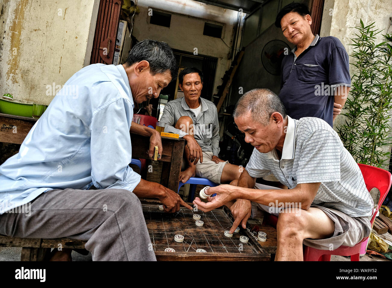 Hanoi, Vietnam - 31. August: Männer spielen Xiangqi der traditionellen chinesischen Schach spiel an einem Platz am 31. August 2018 in Hanoi, Vietnam. Stockfoto