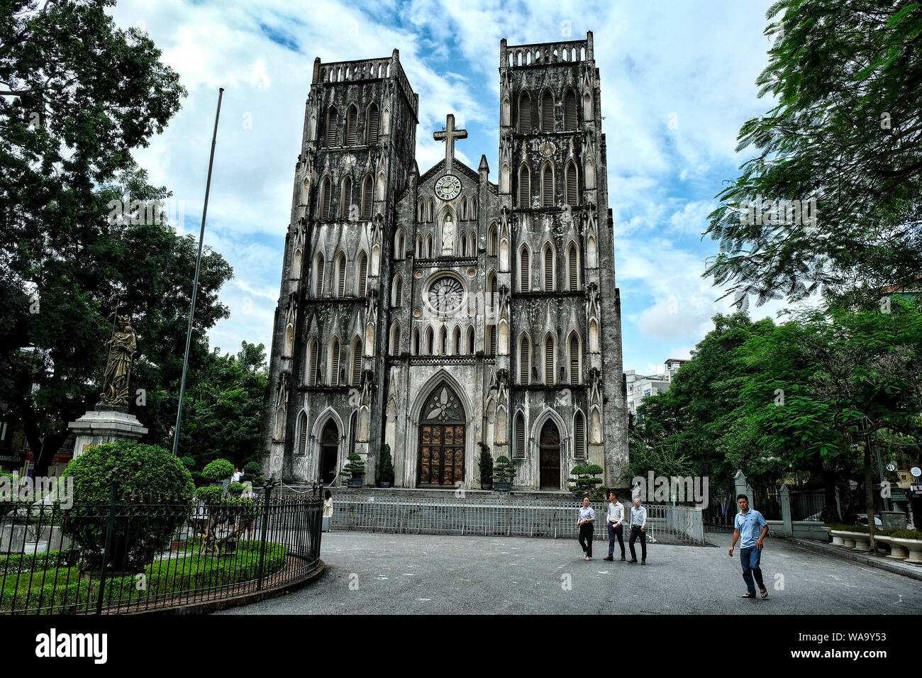 HANOI, VIETNAM - 31. August: Menschen zu Fuß in der Nähe des Saint Joseph Kathedrale am 31. August 2018 in Hanoi, Vietnam. Stockfoto