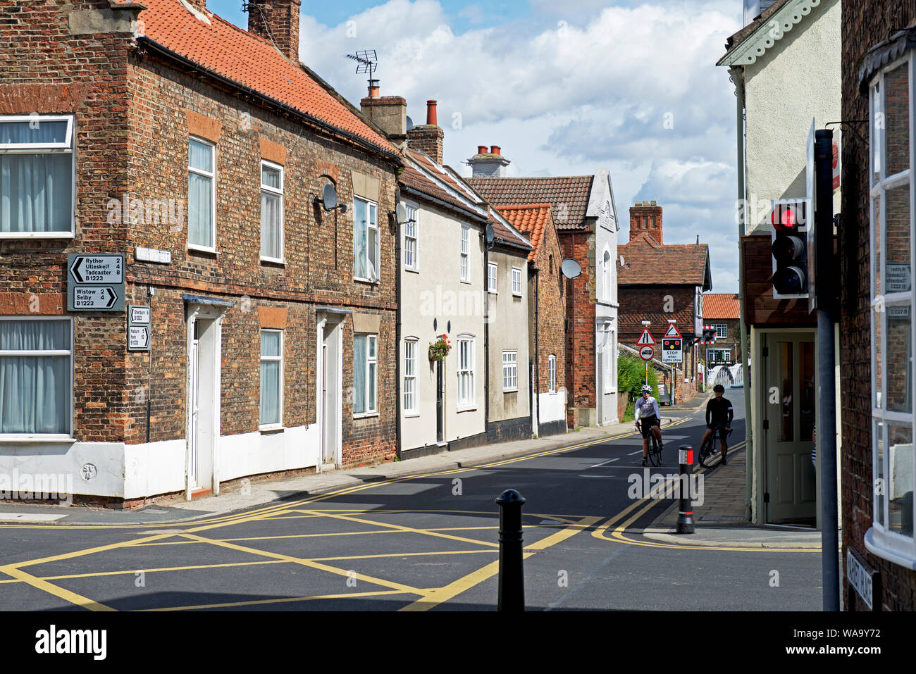 Radfahrer im Dorf Cawood, North Yorkshire, England, Großbritannien Stockfoto