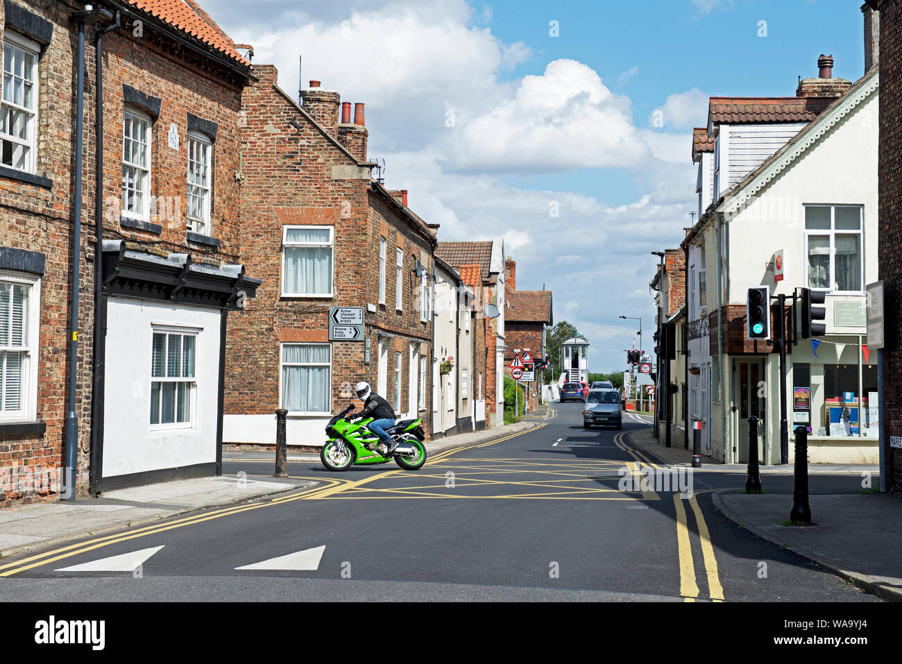 Kreuzung im Dorf Cawood, North Yorkshire, England, Großbritannien Stockfoto