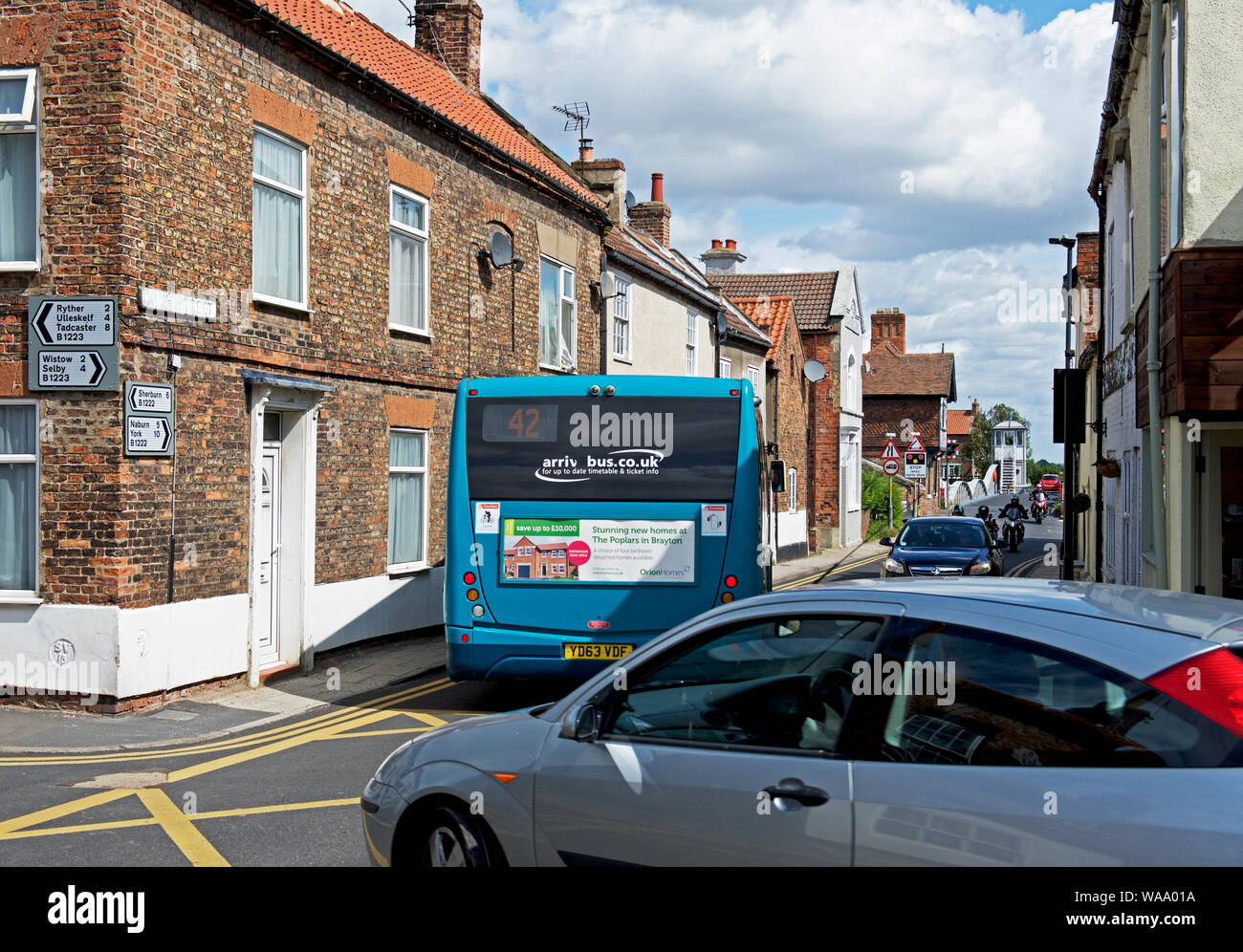 Der Verkehr im Dorf Cawood, North Yorkshire, England, Großbritannien Stockfoto