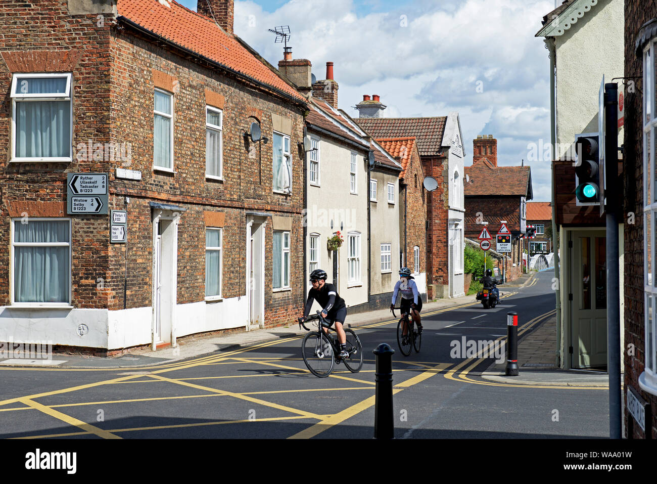Radfahrer im Dorf Cawood, North Yorkshire, England, Großbritannien Stockfoto