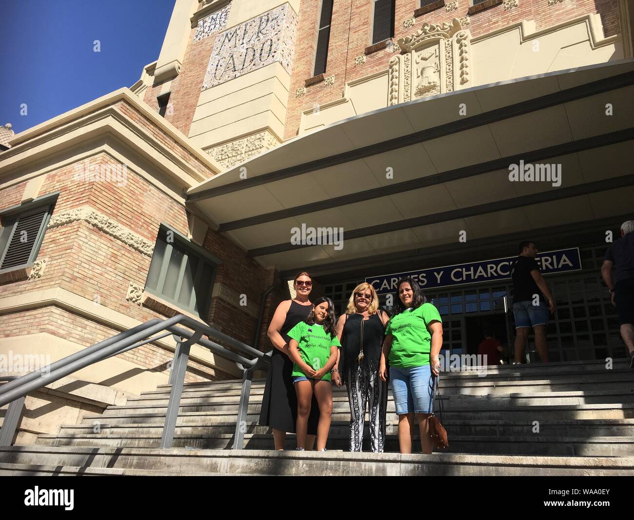 14. August 2019, Spanien, Alicante: Die Zimmermädchen Amalia (L-R), Maria und Vicky und Vicky's Tochter (vorne) vor der Halle stehen. Zimmermädchen in der Balearen haben für Proteste die Aufmerksamkeit auf ihre prekäre Situation und Nachfrage Verbesserungen zu erarbeiten. (Dpa' 'Modern Slaves': Spaniens Zimmermädchen proben den Aufstand") Foto: Emilio Rappold/dpa Stockfoto