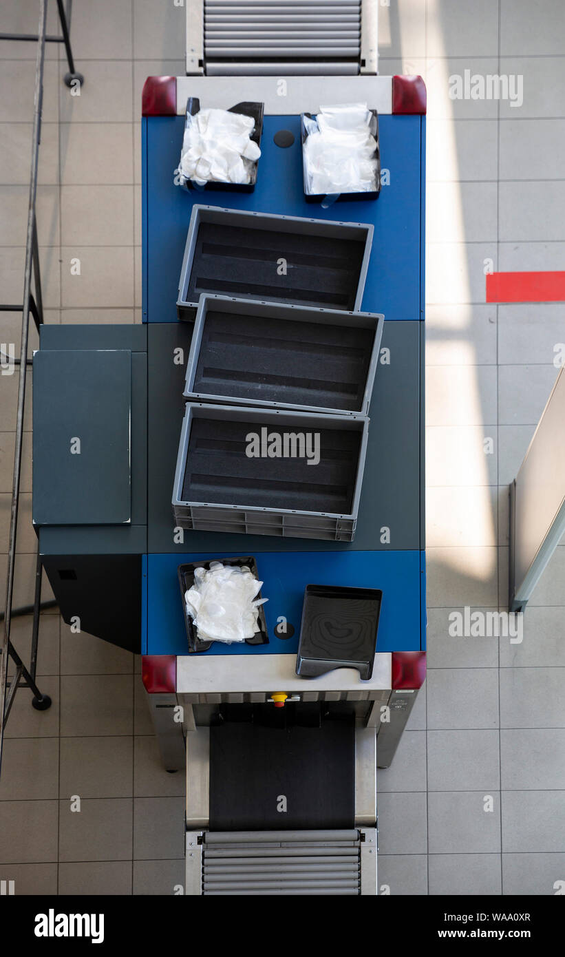 Gepäck scanner Sicherheitskontrolle am Flughafen. Keine Menschen. Von oben. Stockfoto