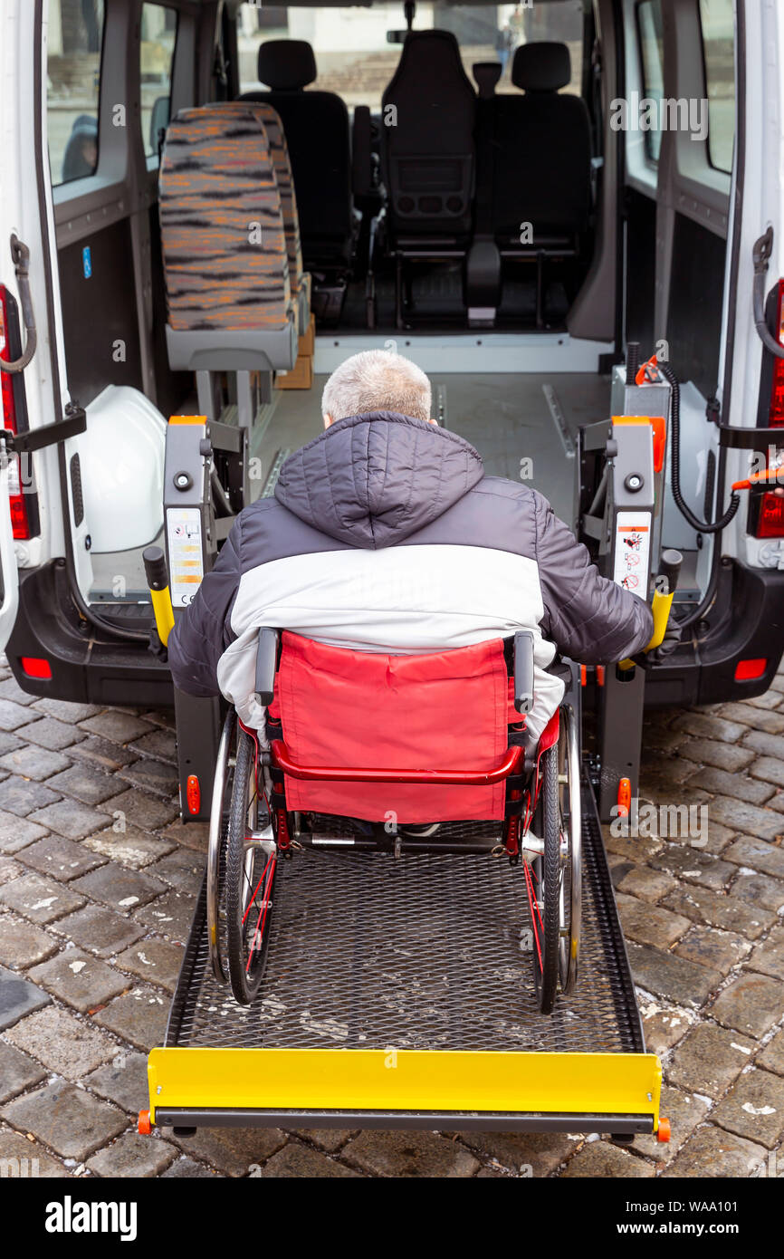 Minibus für Behinderte, Körperlich Behinderte und Behinderte im Rollstuhl. Kleinbus mit Rollstuhlrampe verstaut. Stockfoto