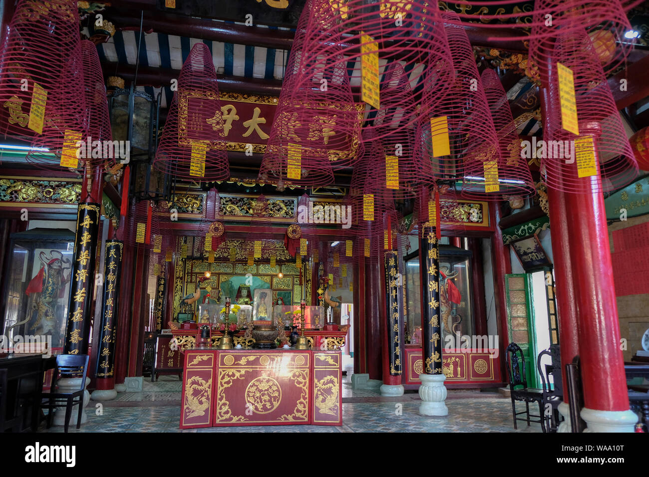 Innenraum der Hoa Van Le Nghia Tempel in Hoi An, Vietnam. Stockfoto