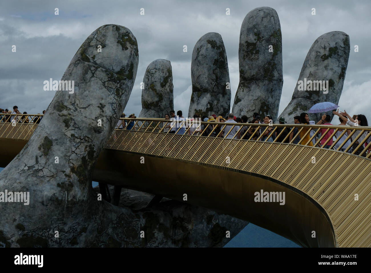 Da Nang, Vietnam - am 18. August 2018: Touristen in der Golden Bridge. Die Goldene Brücke ist eine 150 m lange Fußgängerbrücke in der Ba Na Hügeln in Da Nang. Stockfoto
