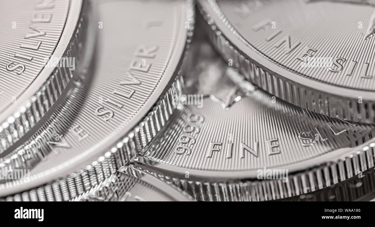 Makro Nahaufnahme eines 999% Silber kanadische Maple Leaf Gold Münze Stockfoto