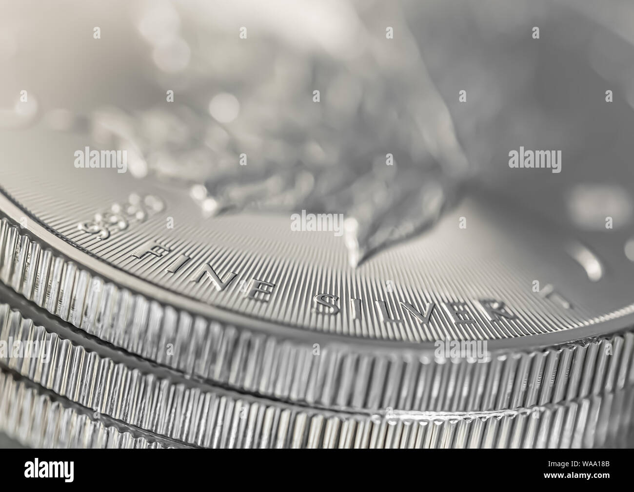 Makro Nahaufnahme eines 999% Silber kanadische Maple Leaf Gold Münze Stockfoto