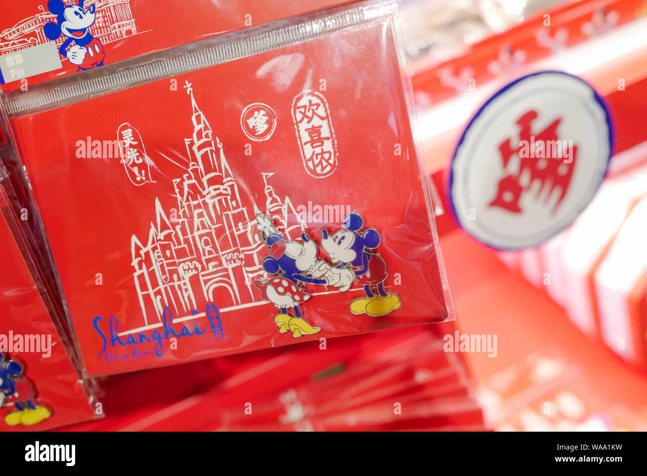 Mickey Mouse - thematische Reihen mit Shanghai Dialekt sind für den Verkauf in der Shanghai Disneyland an der Shanghai Disney Resort in Shanghai, China, 11. Juli Stockfoto