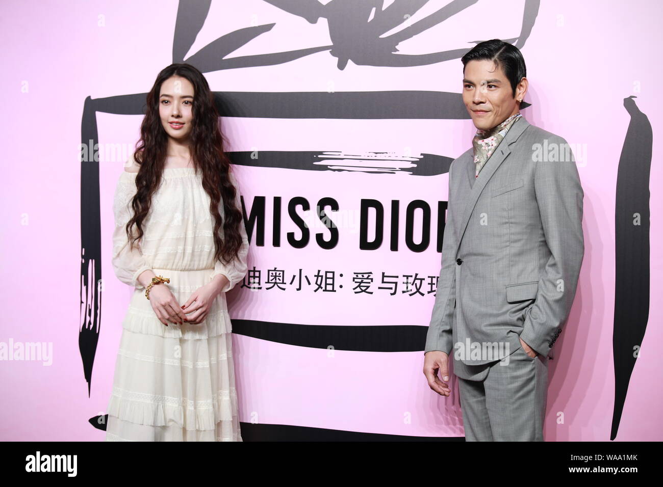 Taiwanesische Schauspielerin Bea Hayden Guo, Links, und Verlobter Hong Kong Schauspieler Jacky Heung Cho posieren auf dem roten Teppich für die Miss Dior LIEBE N ¯ ROSEN AUSSTELLUNG i Stockfoto