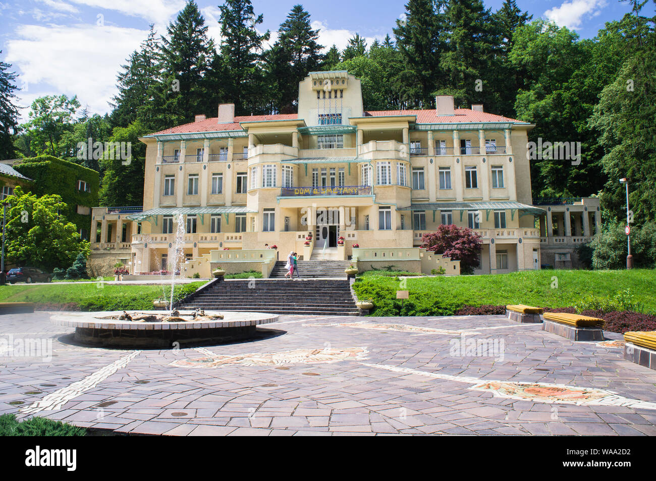 Gebäude von Bedrich Smetana Haus, erbaut von Architekt Emil Kralik in 1908-10, und Brüssel Brunnen von Jan Kavan für Faire 19 der Brüssel Welt Stockfoto