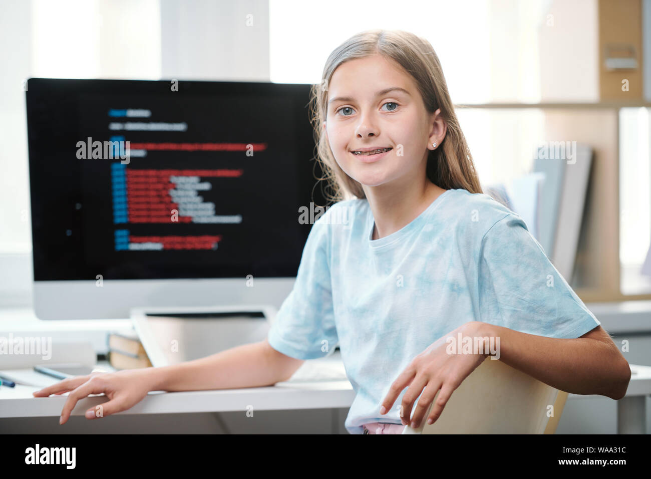 Attraktive Middle School Student in casualwear zu Ihnen schauen Stockfoto