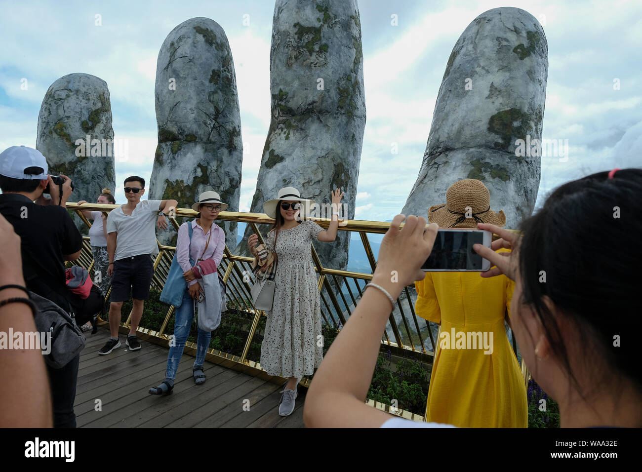 Da Nang, Vietnam - am 18. August 2018: Touristen in der Golden Bridge. Die Goldene Brücke ist eine 150 m lange Fußgängerbrücke in der Ba Na Hügeln in Da Nang. Stockfoto
