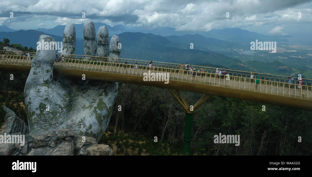 Da Nang, Vietnam - am 18. August 2018: Touristen in der Golden Bridge. Die Goldene Brücke ist eine 150 m lange Fußgängerbrücke in der Ba Na Hügeln in Da Nang. Stockfoto