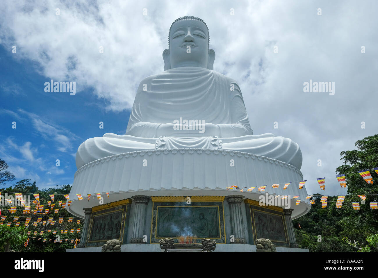 Danang, Vietnam - 18. August: weißer Buddha Statue am Linh Ung Pagode im Ba Na Hügel am 18. August 2018 in Danang, Vietnam. Stockfoto