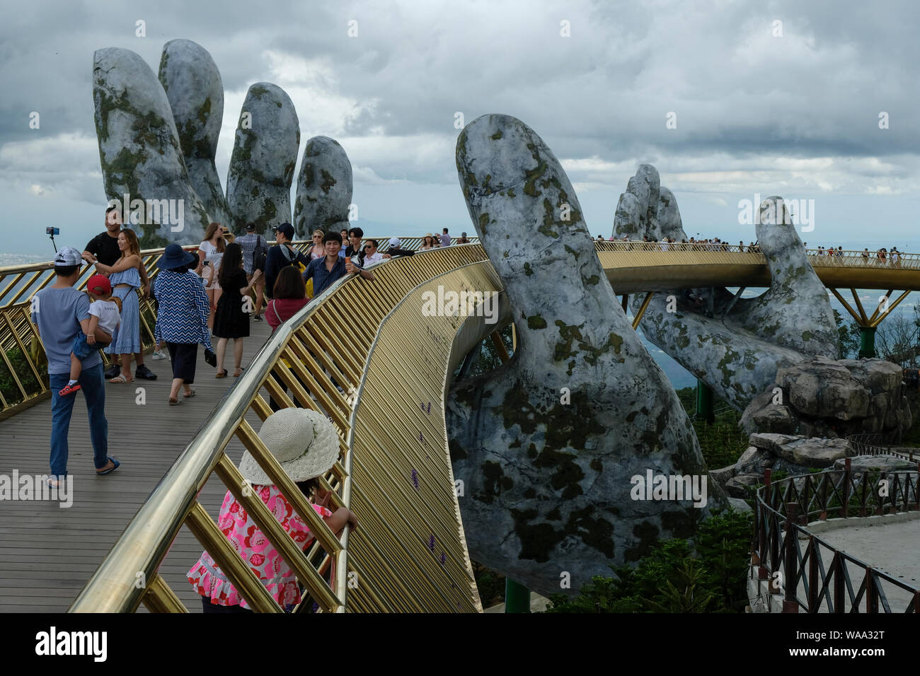 Da Nang, Vietnam - am 18. August 2018: Touristen in der Golden Bridge. Die Goldene Brücke ist eine 150 m lange Fußgängerbrücke in der Ba Na Hügeln in Da Nang. Stockfoto