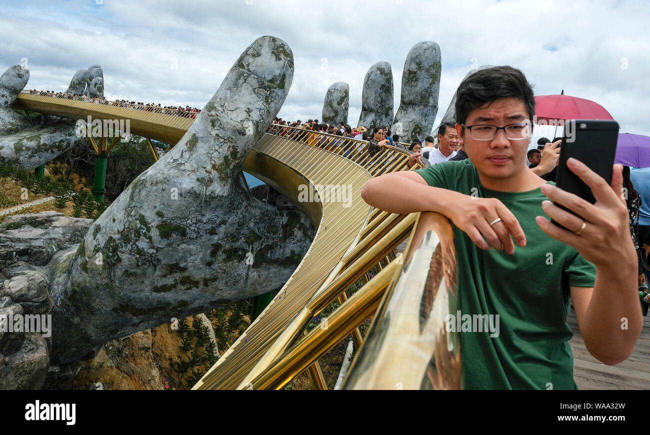 Da Nang, Vietnam - am 18. August 2018: Touristen in der Golden Bridge. Die Goldene Brücke ist eine 150 m lange Fußgängerbrücke in der Ba Na Hügeln in Da Nang. Stockfoto