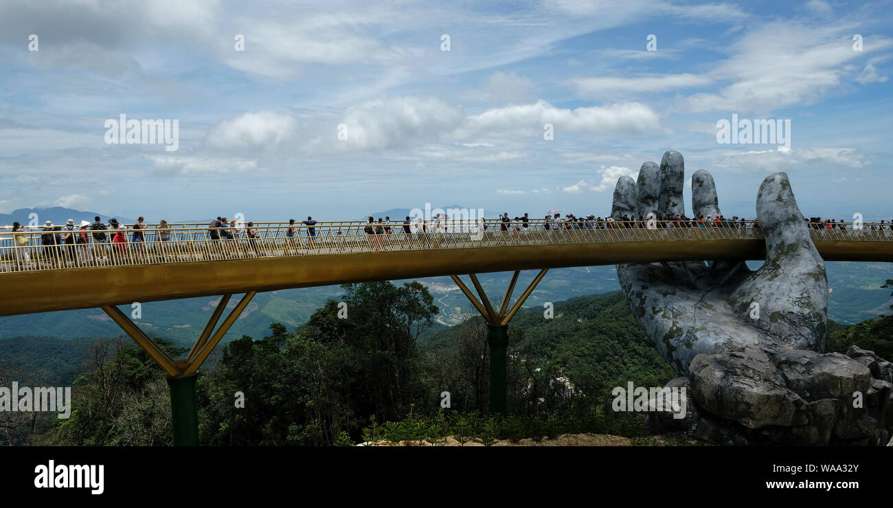 Da Nang, Vietnam - am 18. August 2018: Touristen in der Golden Bridge. Die Goldene Brücke ist eine 150 m lange Fußgängerbrücke in der Ba Na Hügeln in Da Nang. Stockfoto
