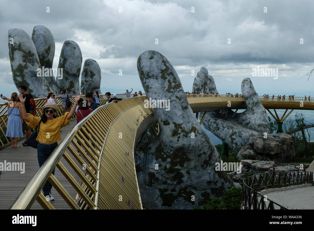 Da Nang, Vietnam - am 18. August 2018: Touristen in der Golden Bridge. Die Goldene Brücke ist eine 150 m lange Fußgängerbrücke in der Ba Na Hügeln in Da Nang. Stockfoto