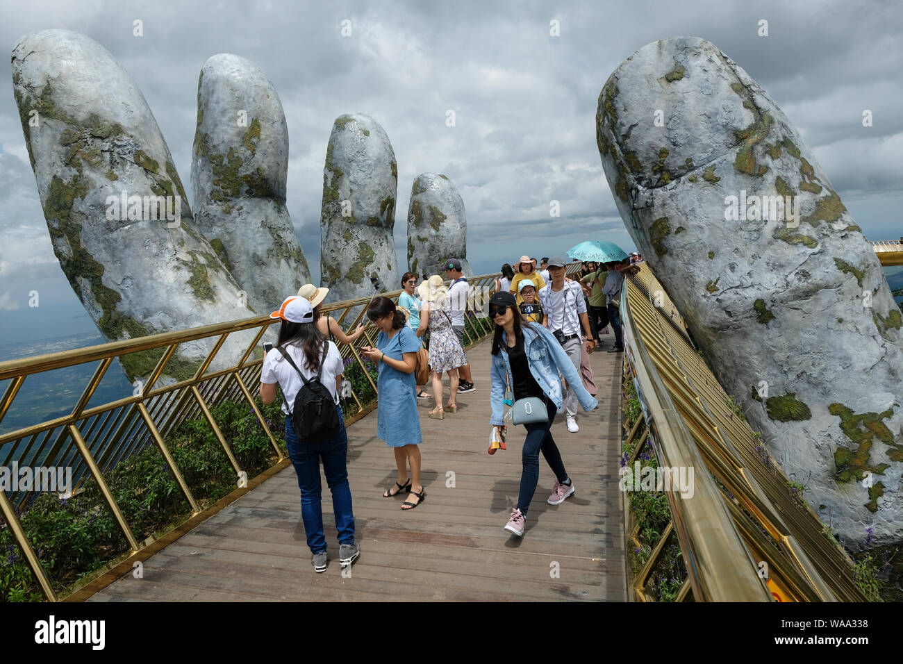 Da Nang, Vietnam - am 18. August 2018: Touristen in der Golden Bridge. Die Goldene Brücke ist eine 150 m lange Fußgängerbrücke in der Ba Na Hügeln in Da Nang. Stockfoto