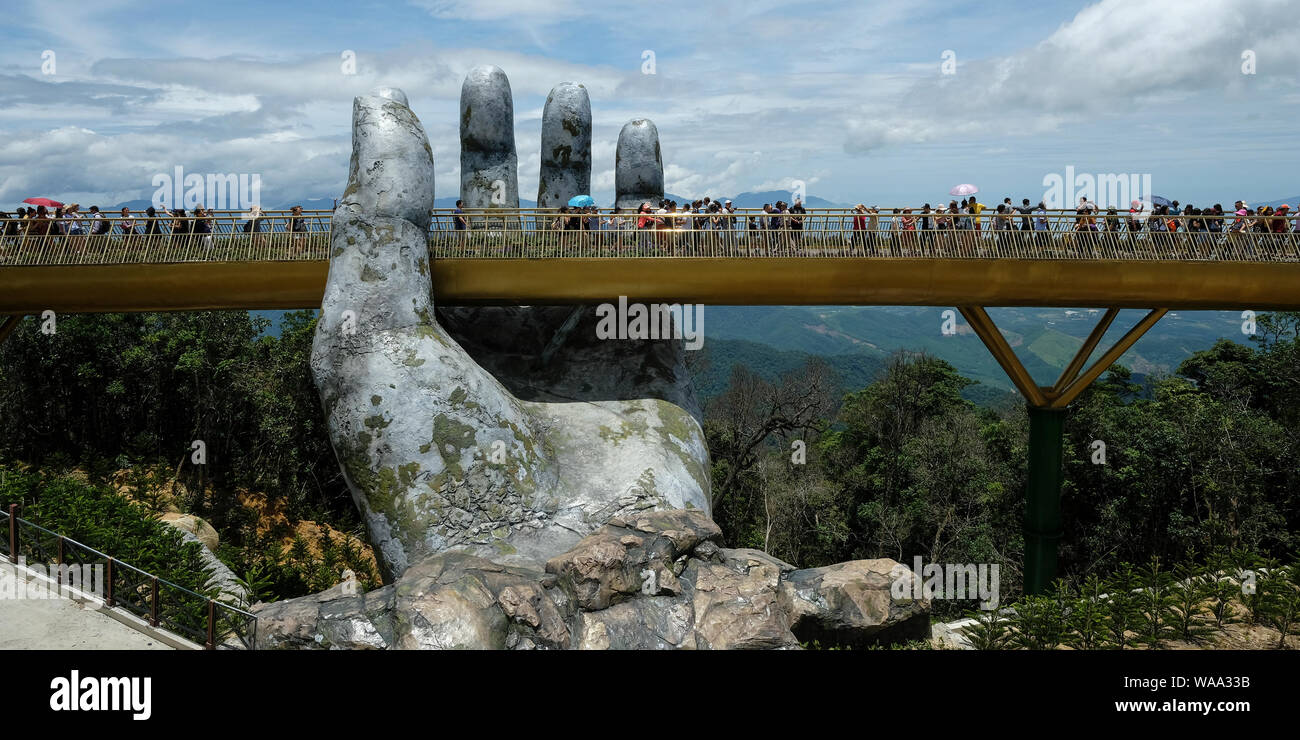 Da Nang, Vietnam - am 18. August 2018: Touristen in der Golden Bridge. Die Goldene Brücke ist eine 150 m lange Fußgängerbrücke in der Ba Na Hügeln in Da Nang. Stockfoto