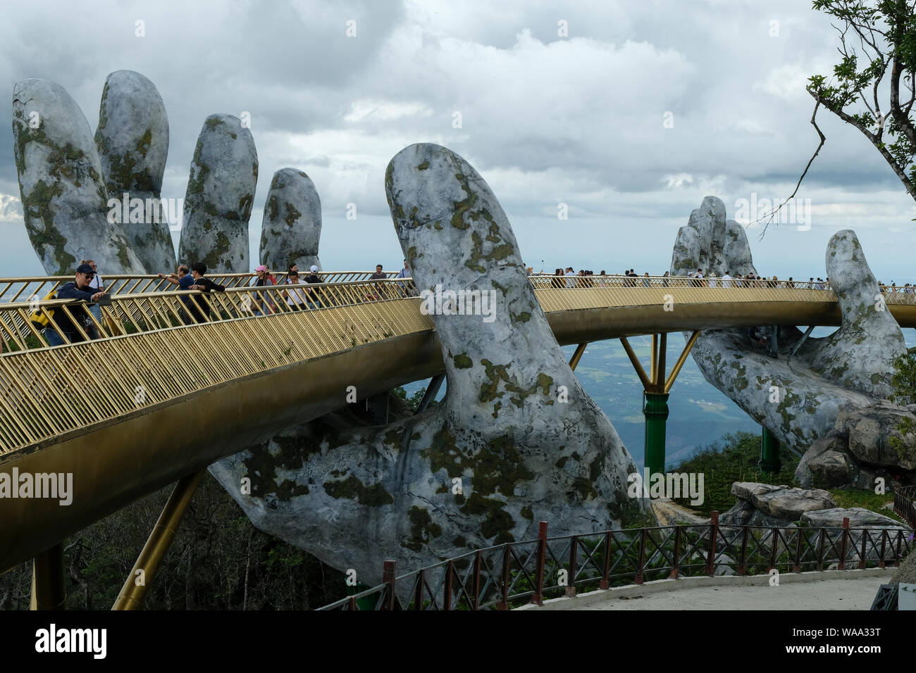Da Nang, Vietnam - am 18. August 2018: Touristen in der Golden Bridge. Die Goldene Brücke ist eine 150 m lange Fußgängerbrücke in der Ba Na Hügeln in Da Nang. Stockfoto
