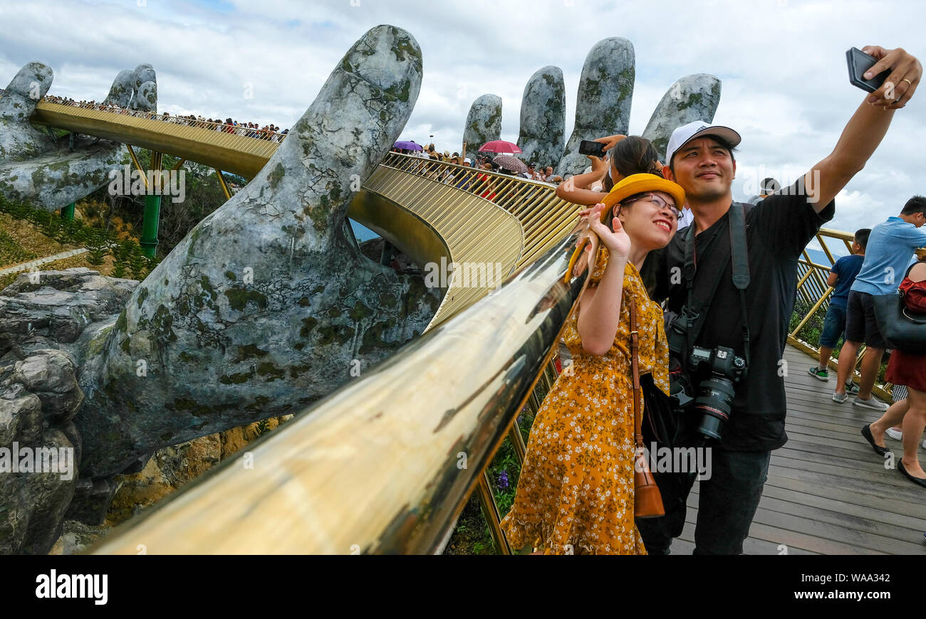 Da Nang, Vietnam - am 18. August 2018: Touristen in der Golden Bridge. Die Goldene Brücke ist eine 150 m lange Fußgängerbrücke in der Ba Na Hügeln in Da Nang. Stockfoto