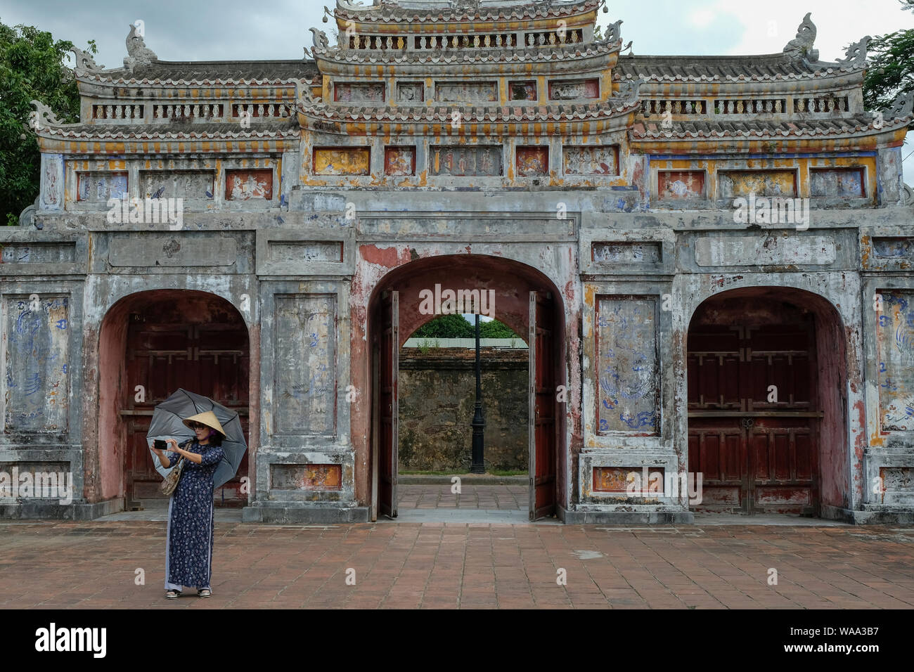 Hue, Vietnam - 19. August: Touristen, die in der kaiserlichen Stadt am 19. August 2018 in Hue, Vietnam. Stockfoto